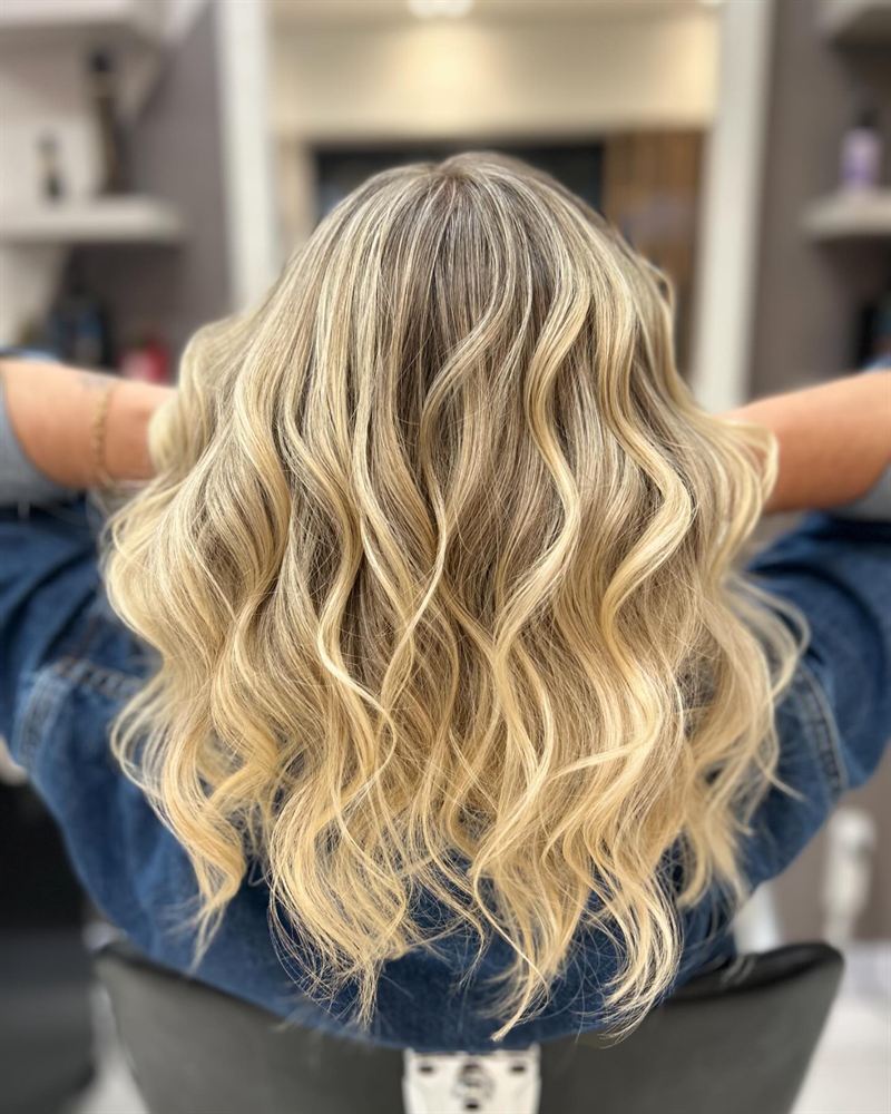 Loiro com ondas