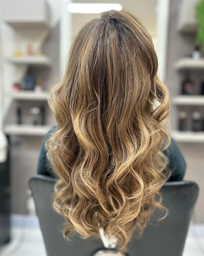 Morena iluminada com ondas