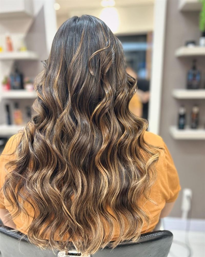Morena iluminada com ondas