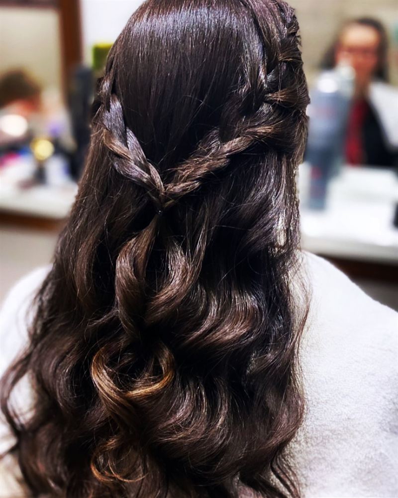 Penteado com trança em cabelo escuro