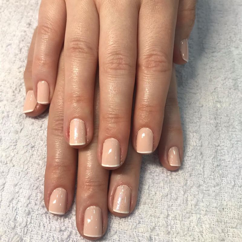Unhas em tom nude